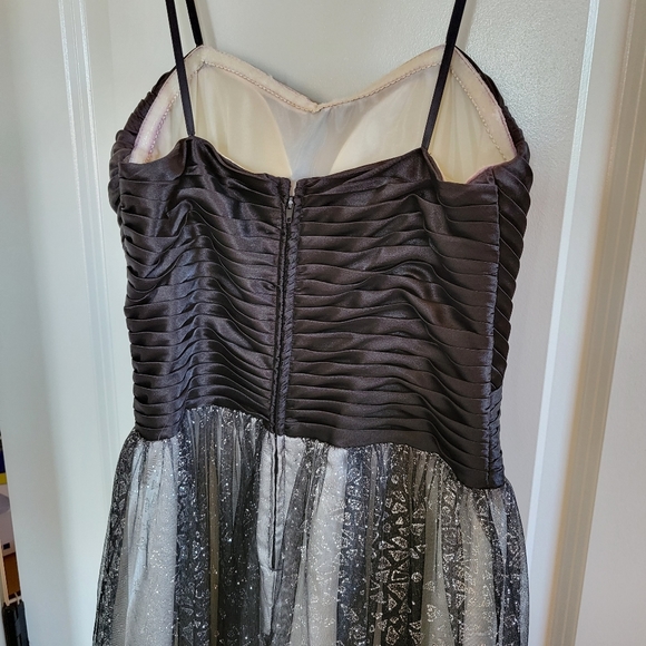 Strapless black full-length gown with silver sparkles in the skirt, size 7/8 - Picture 4 of 14